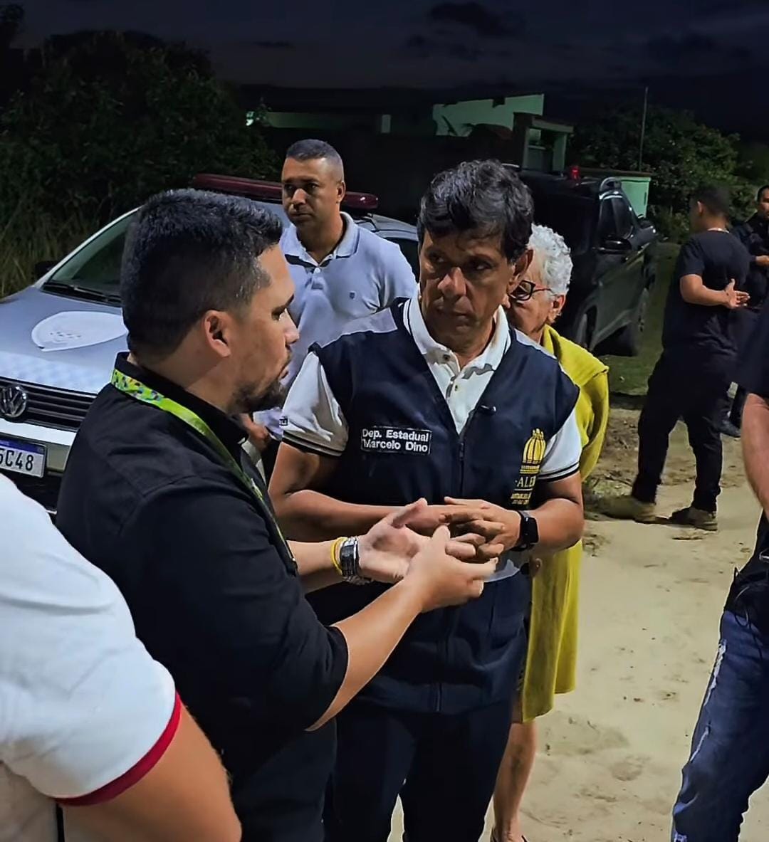 Marcelo Dino acompanhando moradores em Arraial do Cabo